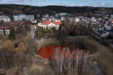 Воду у ставку біля російського посольства у Литві пофарбували у кривавий колір