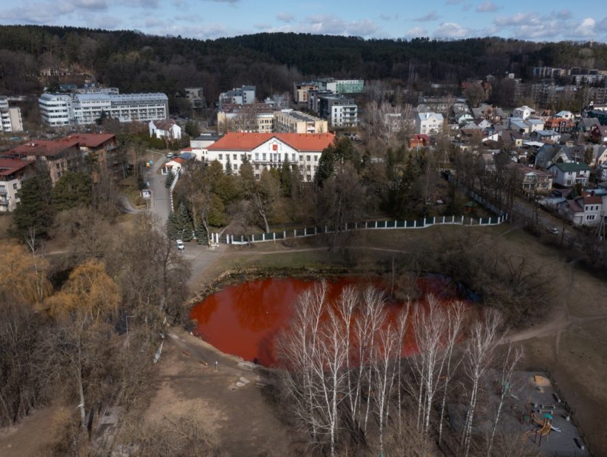 Воду у ставку біля російського посольства у Литві пофарбували у кривавий колір