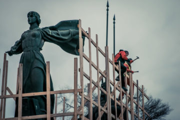 Благодійники створили захисну споруду навколо памʼятника засновникам Києва