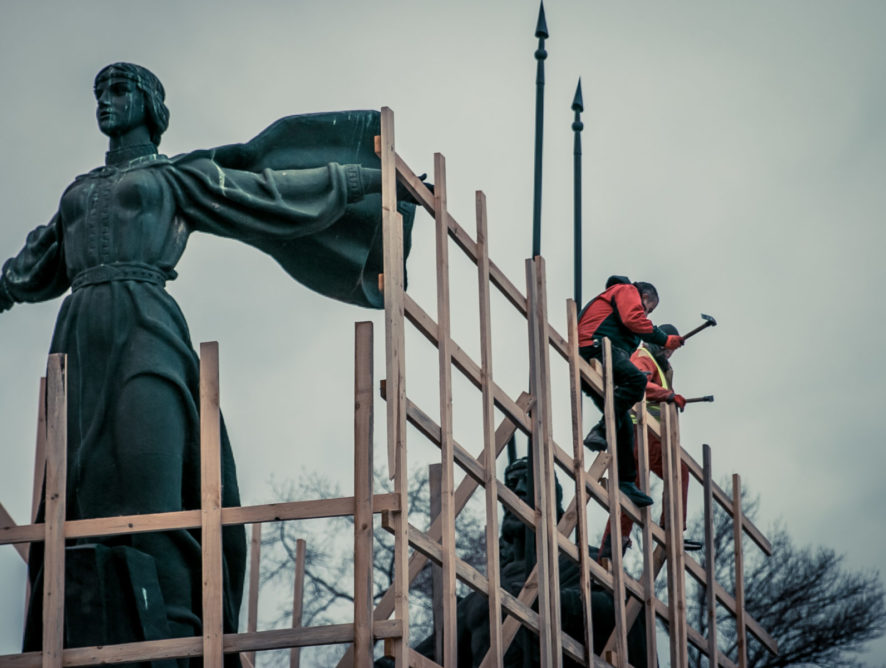 Благодійники створили захисну споруду навколо памʼятника засновникам Києва
