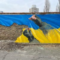Ми вистоїмо: у Києві з’явився мурал з українським прапором та військовим