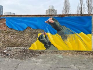 Ми вистоїмо: у Києві з'явився мурал з українським прапором та військовим