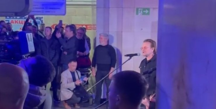 Соліст гурту U2 виступив на станції метро у Києві