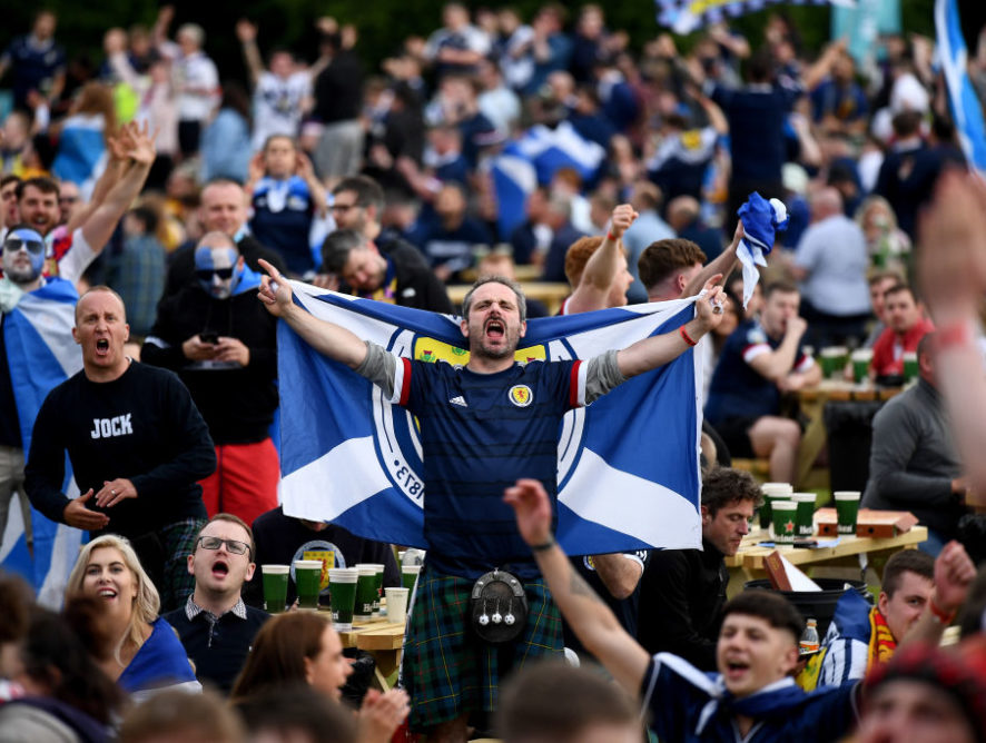 Шотландські вболівальники заспівають гімн України на матчі відбору ЧС 2022