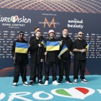“Євробачення 2022”: Юлія Юріна, Іван Наві та українські волонтери підтримали Kalush Orchestra