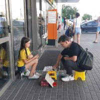 Маленька чемпіонка світу з шашок грає на вулиці, щоб допомогти ЗСУ