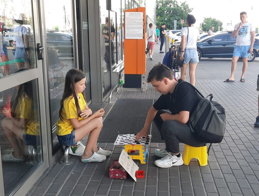 Маленька чемпіонка світу з шашок грає на вулиці, щоб допомогти ЗСУ