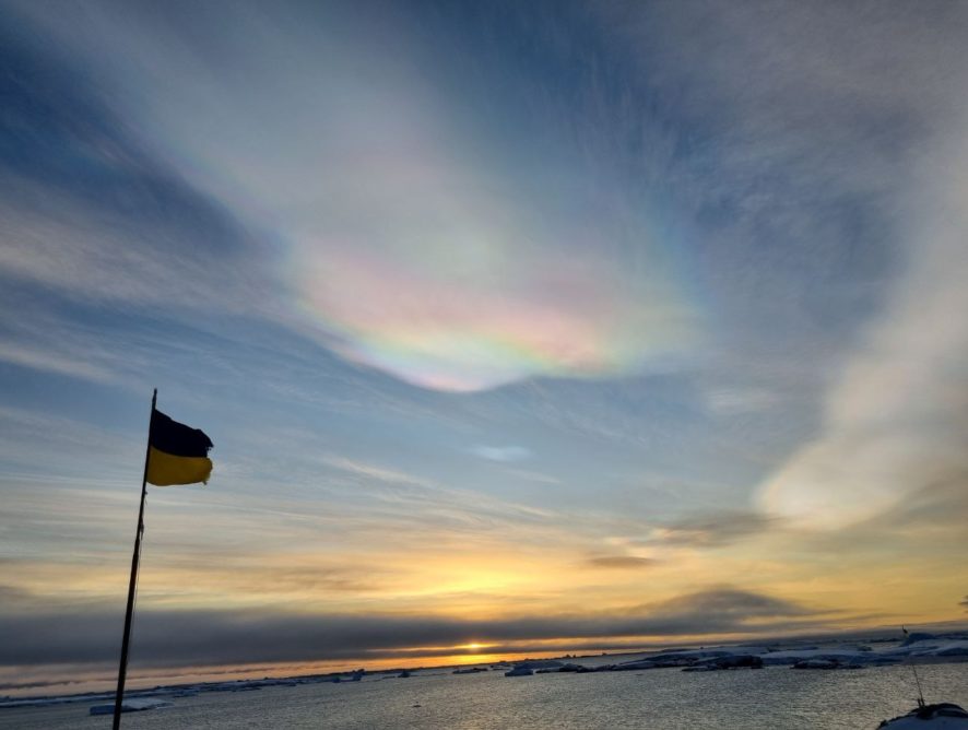 Унікальне явище: українські полярники показали перламутрові хмари