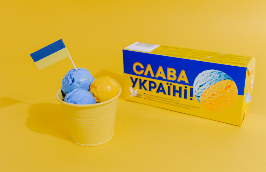 У Латвії випустили жовто-блакитне морозиво "Слава Україні"