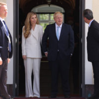Просто та модно: Керрі Джонсон у ніжному костюмі затьмарила усіх на саміті G7