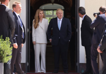 Просто та модно: Керрі Джонсон у ніжному костюмі затьмарила усіх на саміті G7