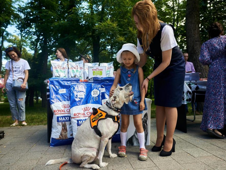 Кудлата провідниця Ніколь завітала на Київську дитячу залізницю
