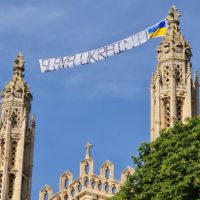 На каплиці Кінгз-коледжу Кембриджського университету вивісили банер на підтримку України