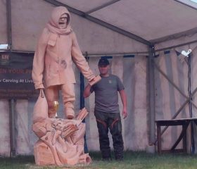 Скульптура хлопчика-біженця, що плакав на кордоні, перемогла на конкурсі у Британії