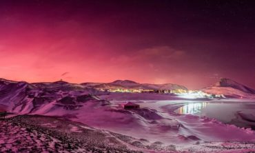 Небо в Антарктиді стало рожевим після виверження вулкана Тонга