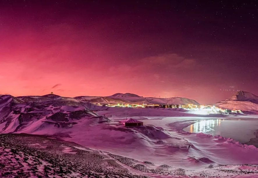 Небо в Антарктиді стало рожевим після виверження вулкана Тонга