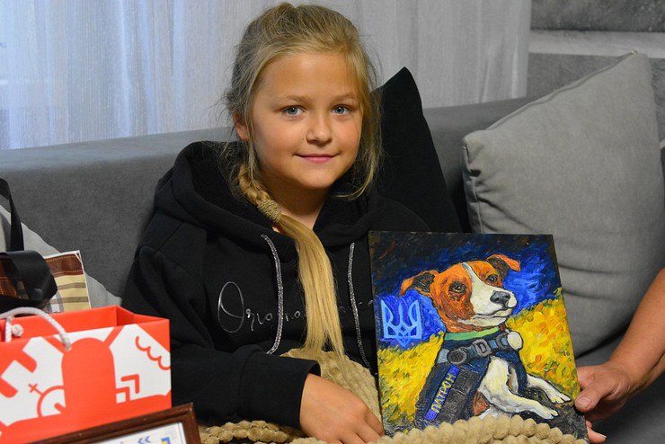 Юна авторка "Української мрії", що стала маркою, намалювала пса Патрона