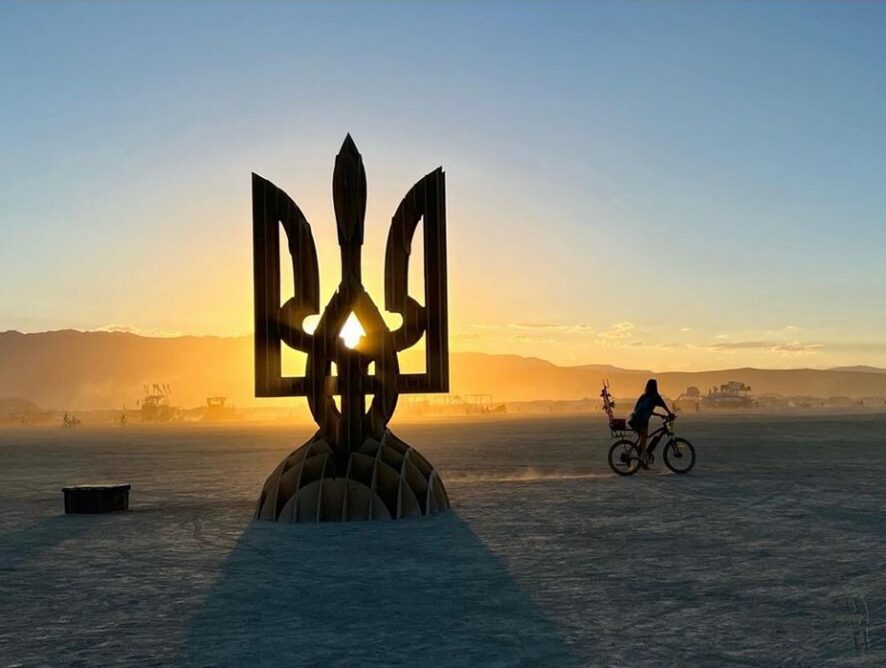 На Burning Man презентували п'ятиметровий тризуб
