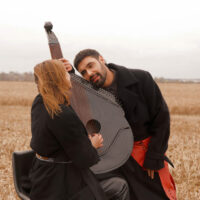 «Вільна земля звучить»: Віталій Козловський і Марина Круть виконали «Знаєш» на розмінованому полі