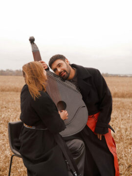 «Вільна земля звучить»: Віталій Козловський і Марина Круть виконали «Знаєш» на розмінованому полі