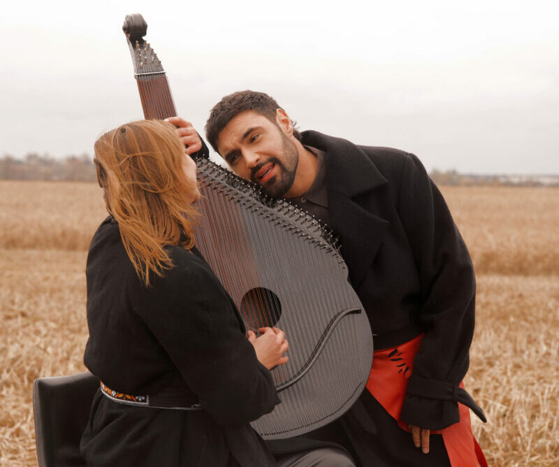 «Вільна земля звучить»: Віталій Козловський і Марина Круть виконали «Знаєш» на розмінованому полі