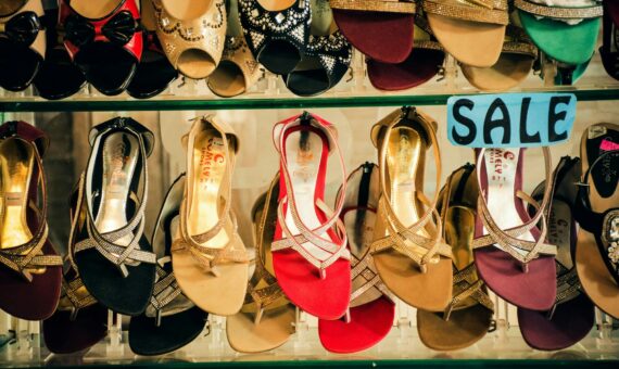 Забудьте про Чорну п'ятницю: 62% покупців переходять на вживаний одяг