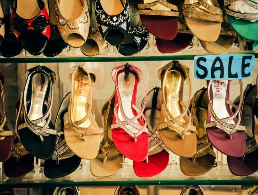 Забудьте про Чорну п'ятницю: 62% покупців переходять на вживаний одяг